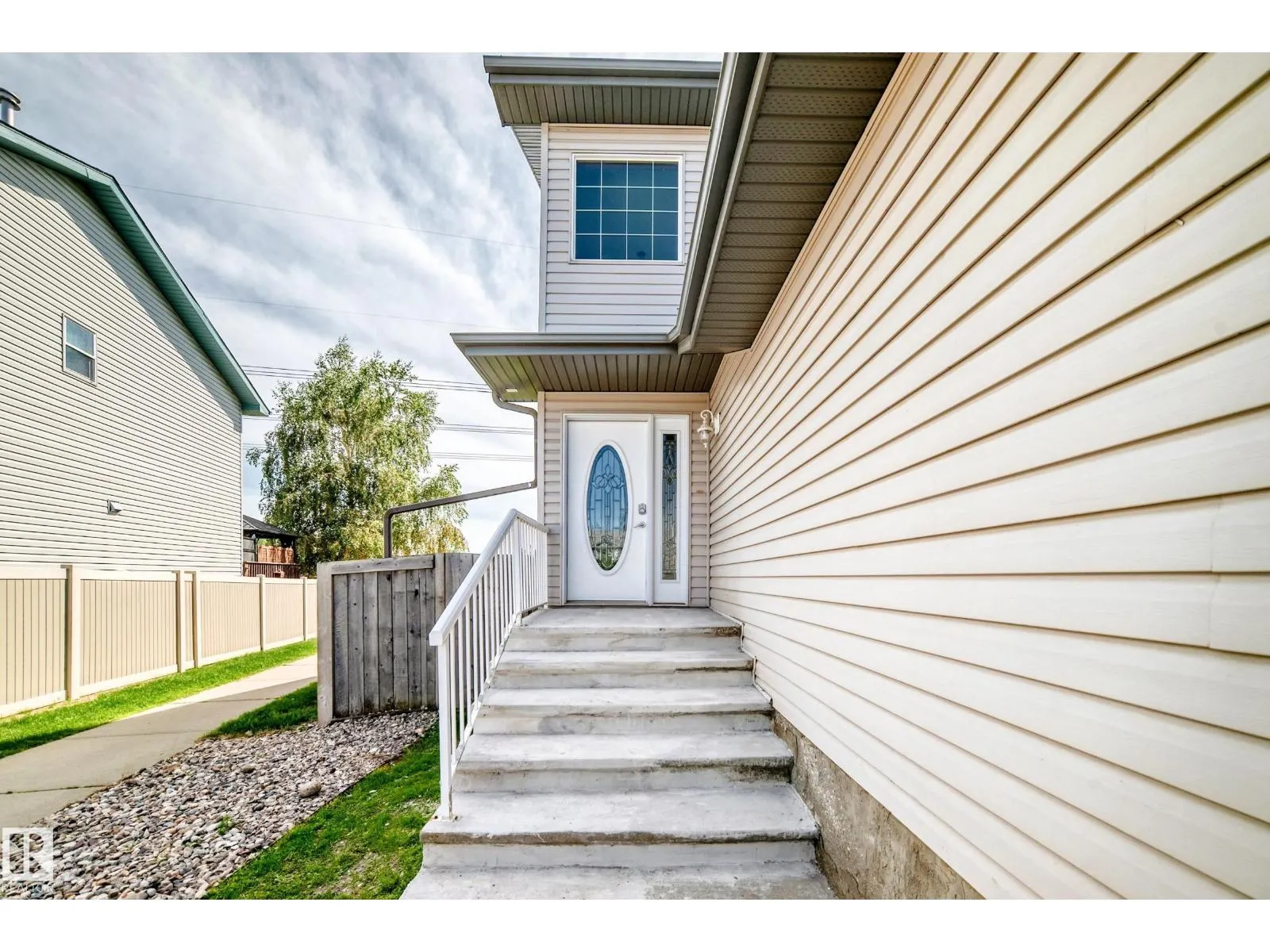 686 KANANASKIS DR