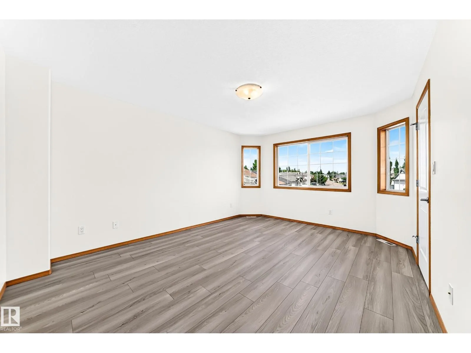 686 KANANASKIS DR