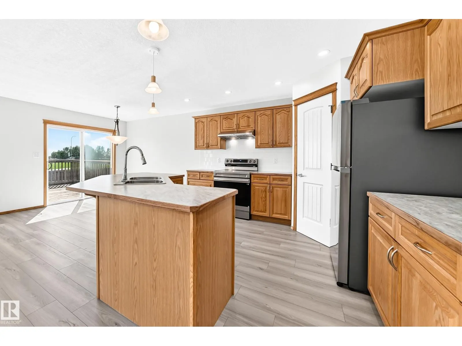 686 KANANASKIS DR