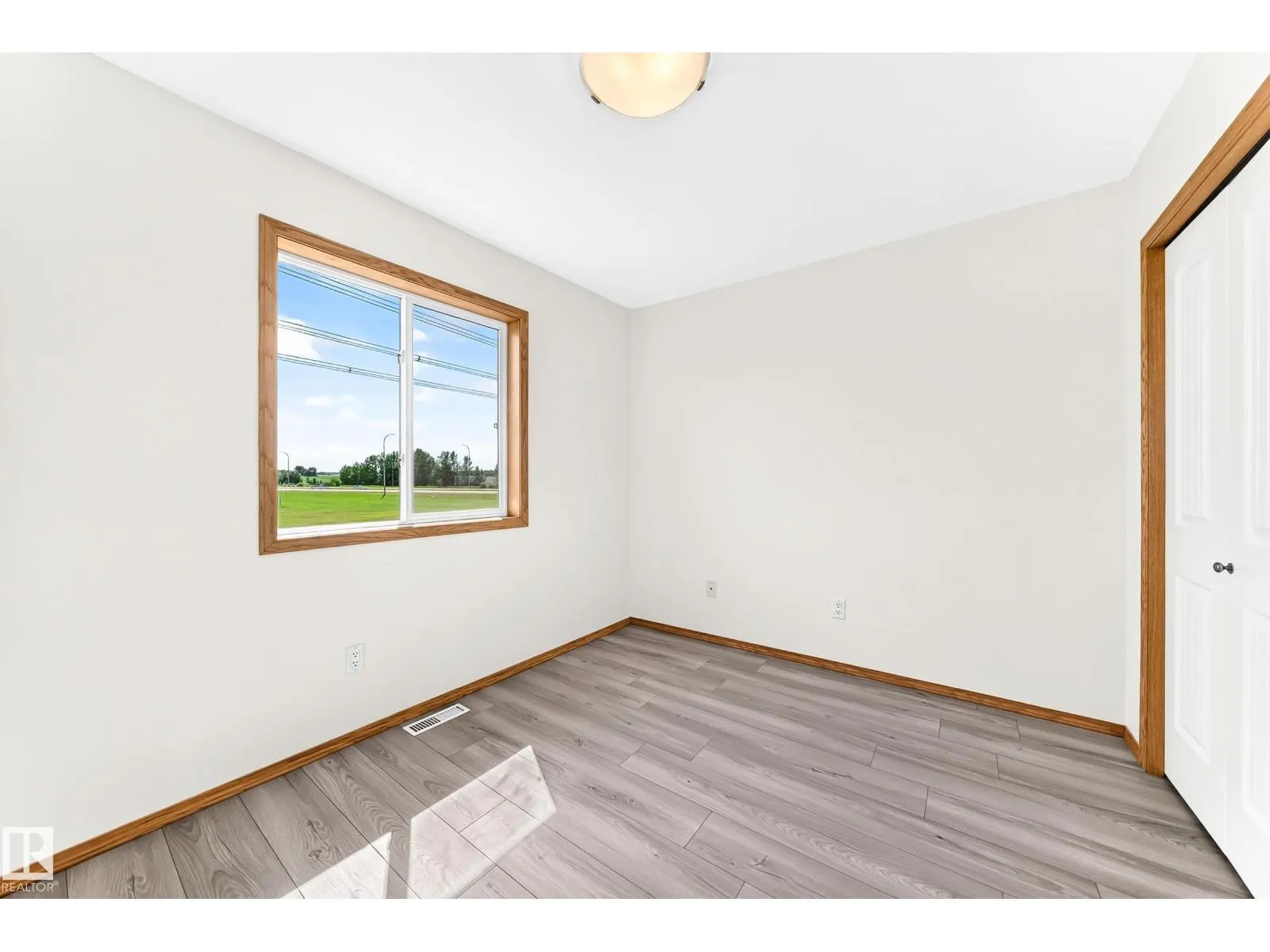 686 KANANASKIS DR