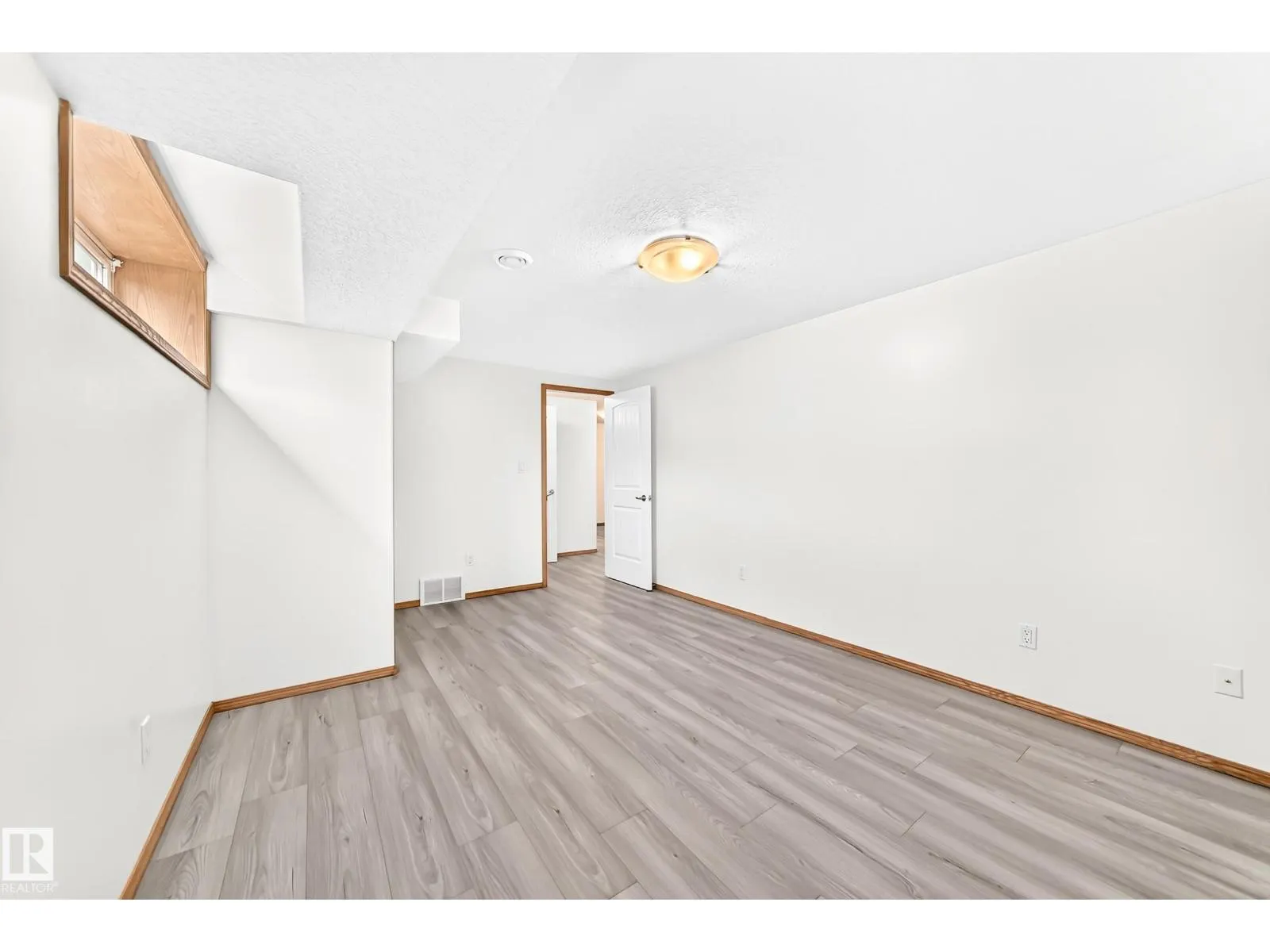 686 KANANASKIS DR