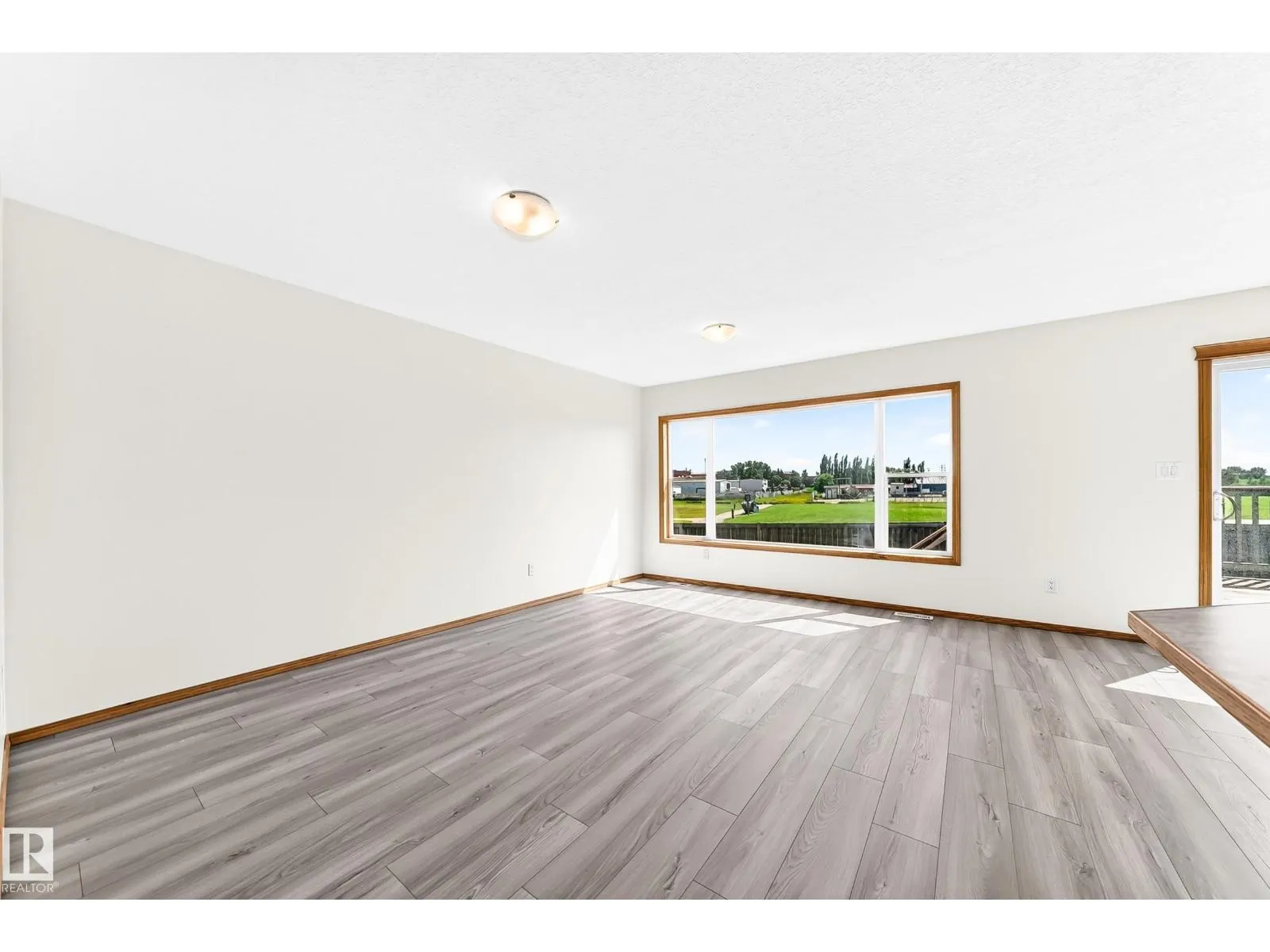 686 KANANASKIS DR