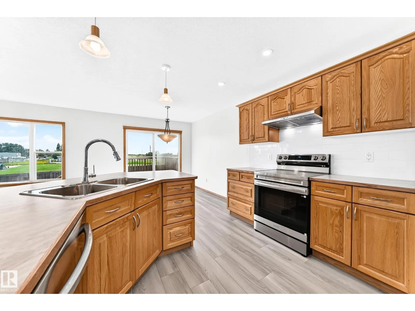 686 KANANASKIS DR