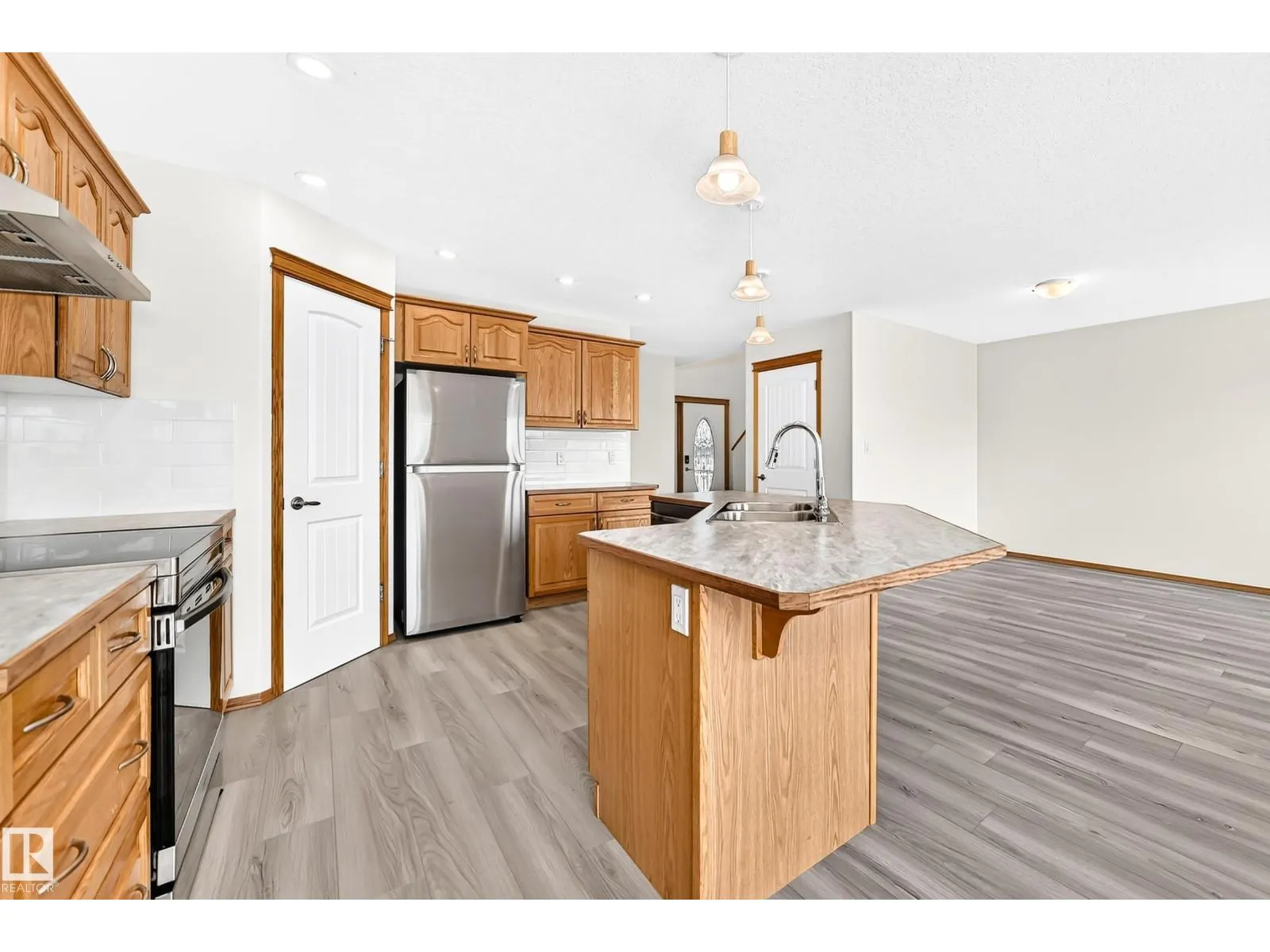 686 KANANASKIS DR