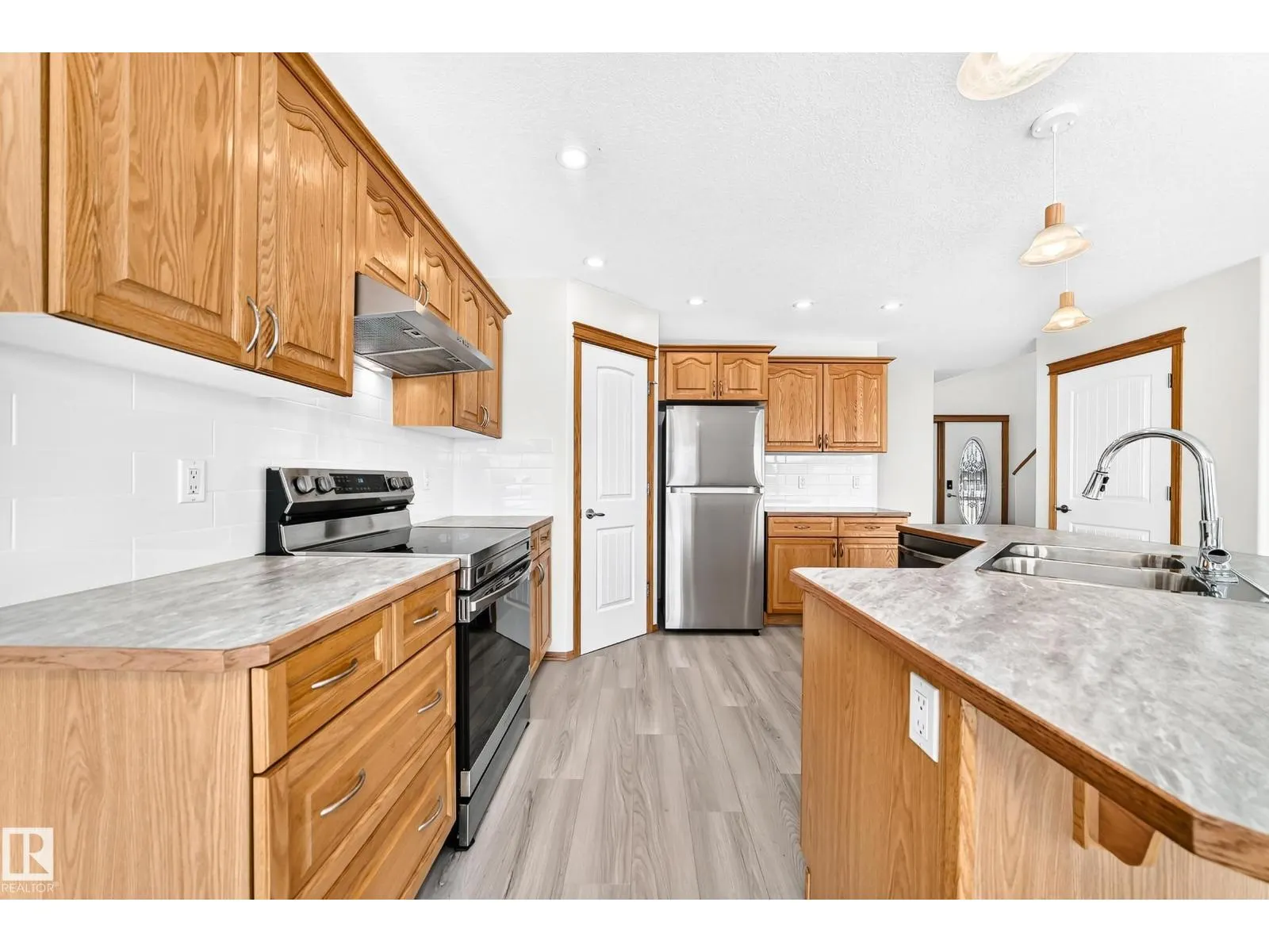 686 KANANASKIS DR