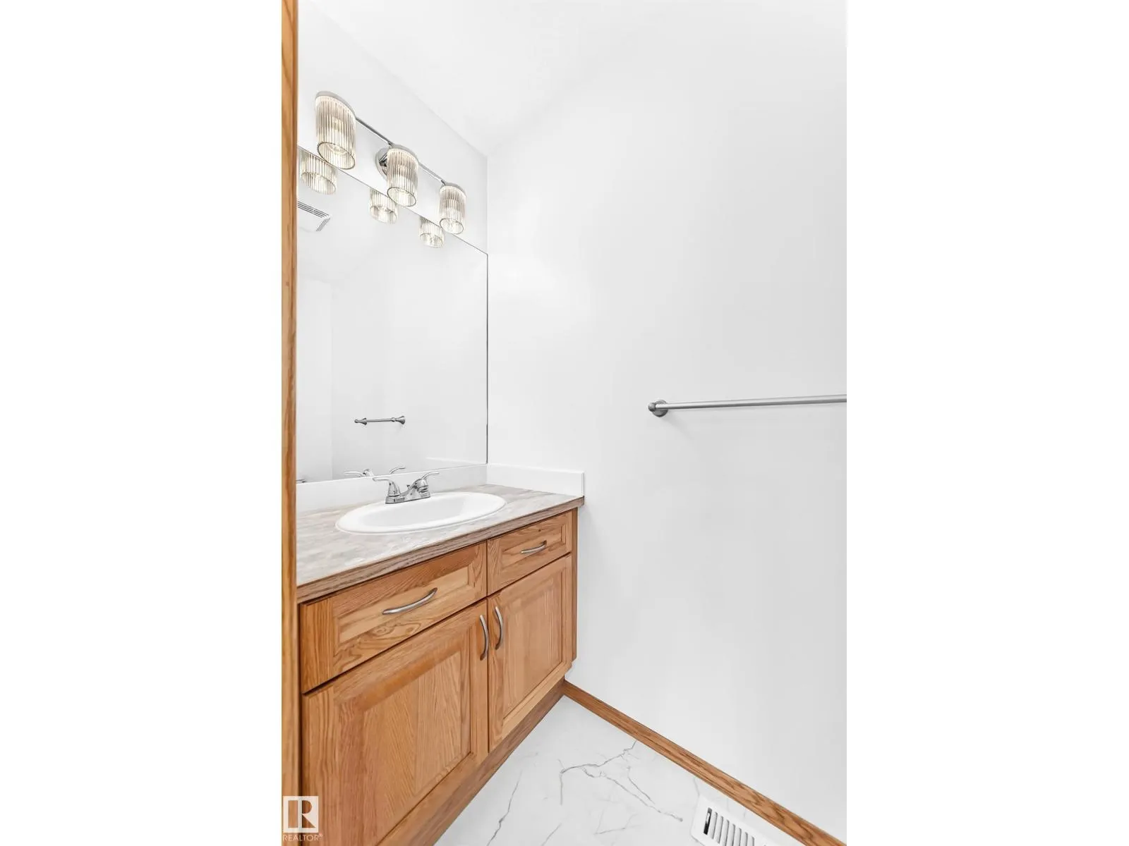 686 KANANASKIS DR