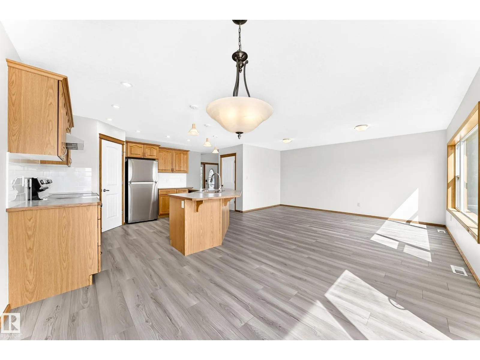 686 KANANASKIS DR