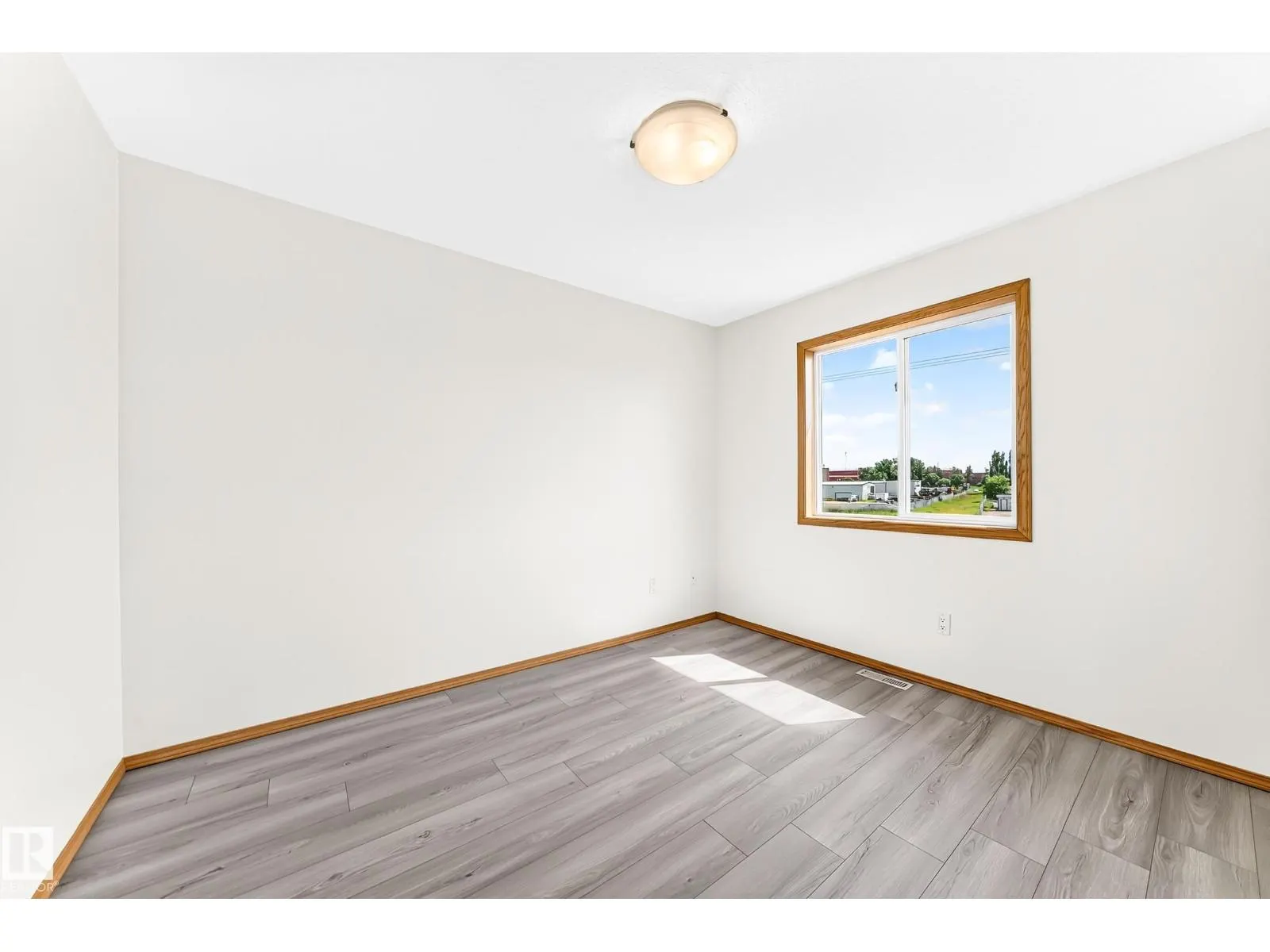 686 KANANASKIS DR
