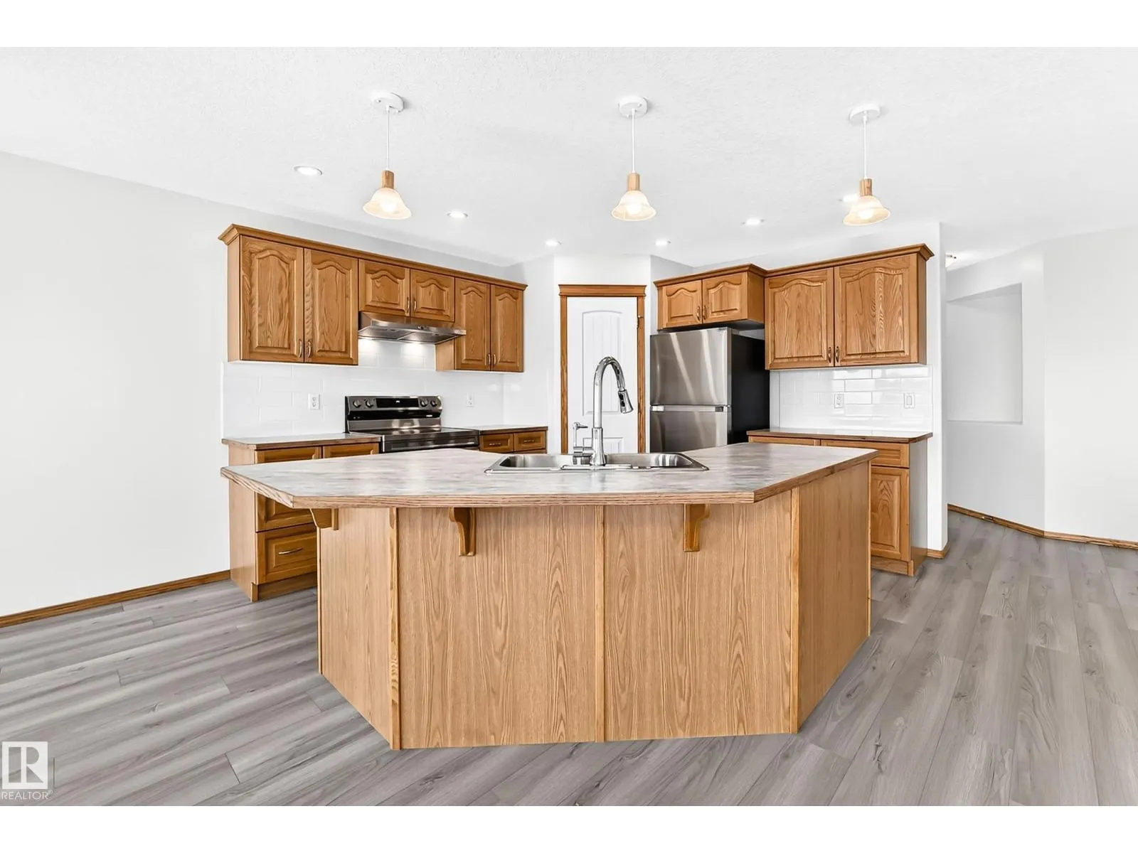 686 KANANASKIS DR