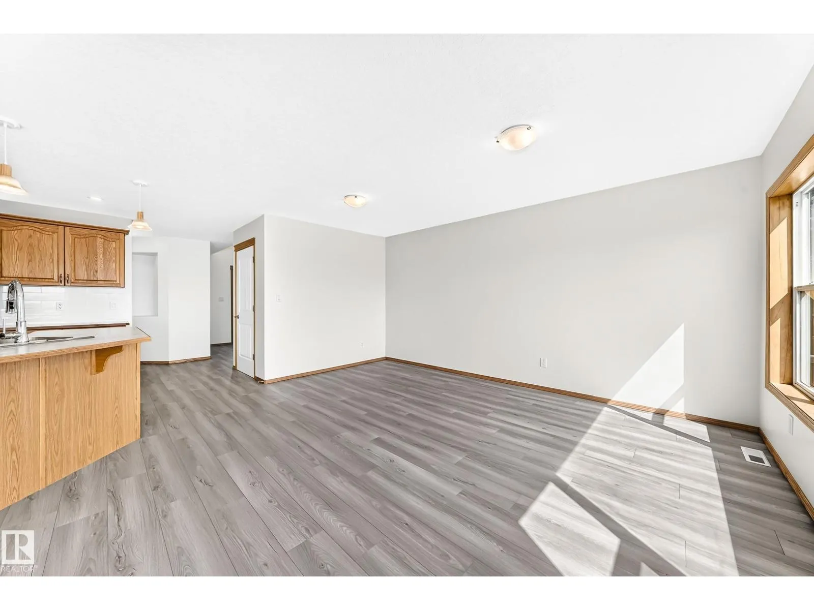 686 KANANASKIS DR