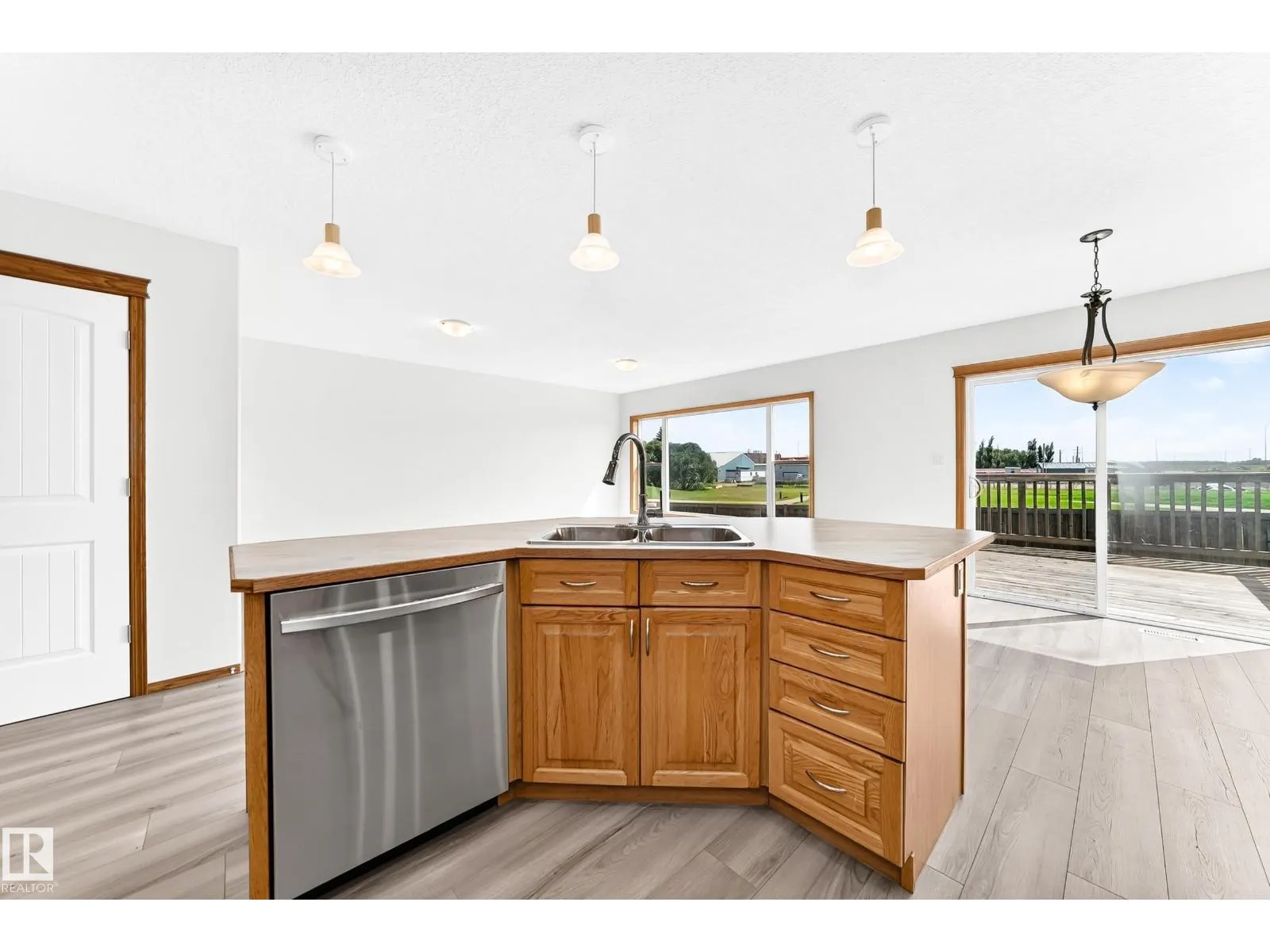 686 KANANASKIS DR