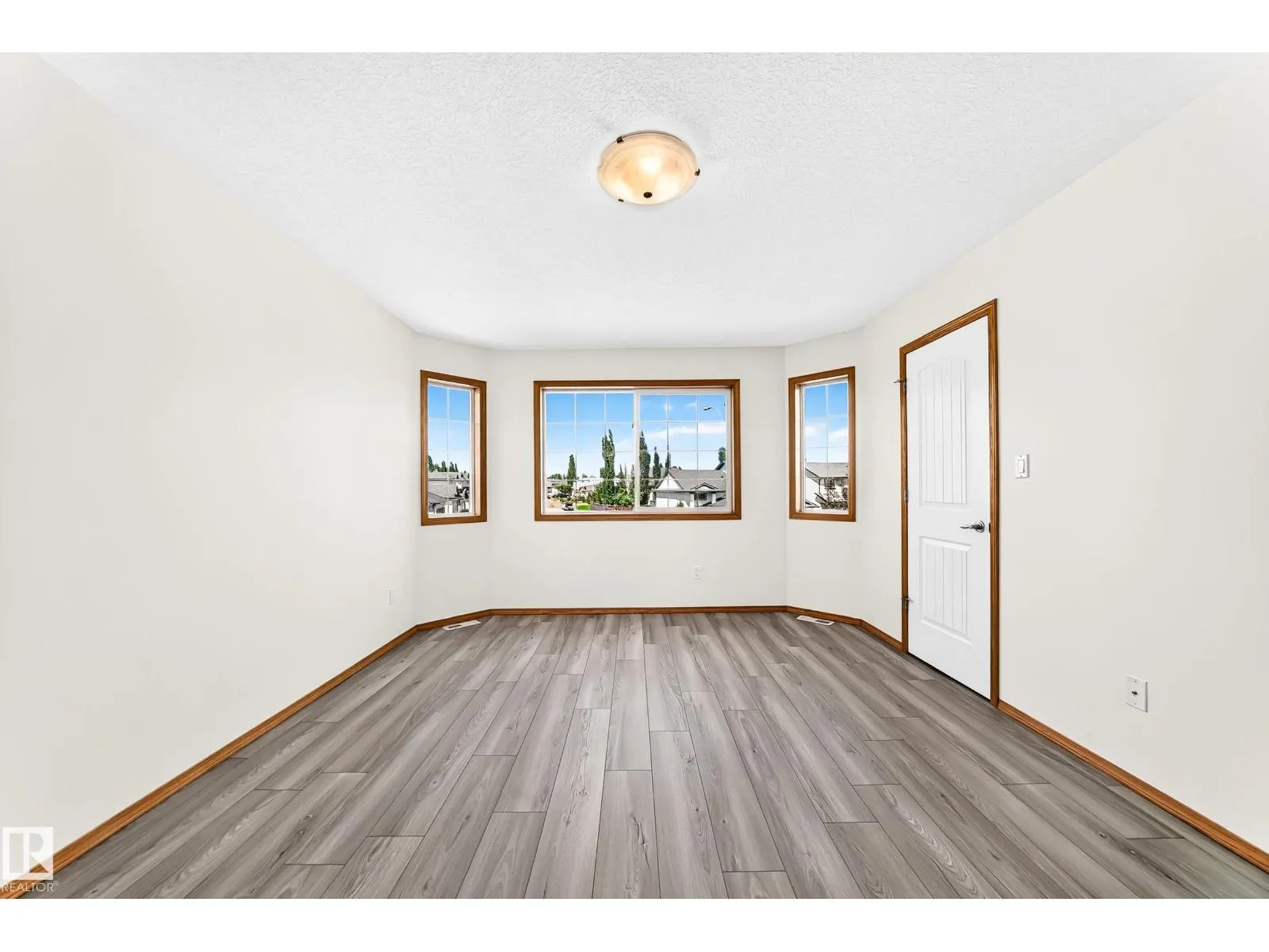 686 KANANASKIS DR