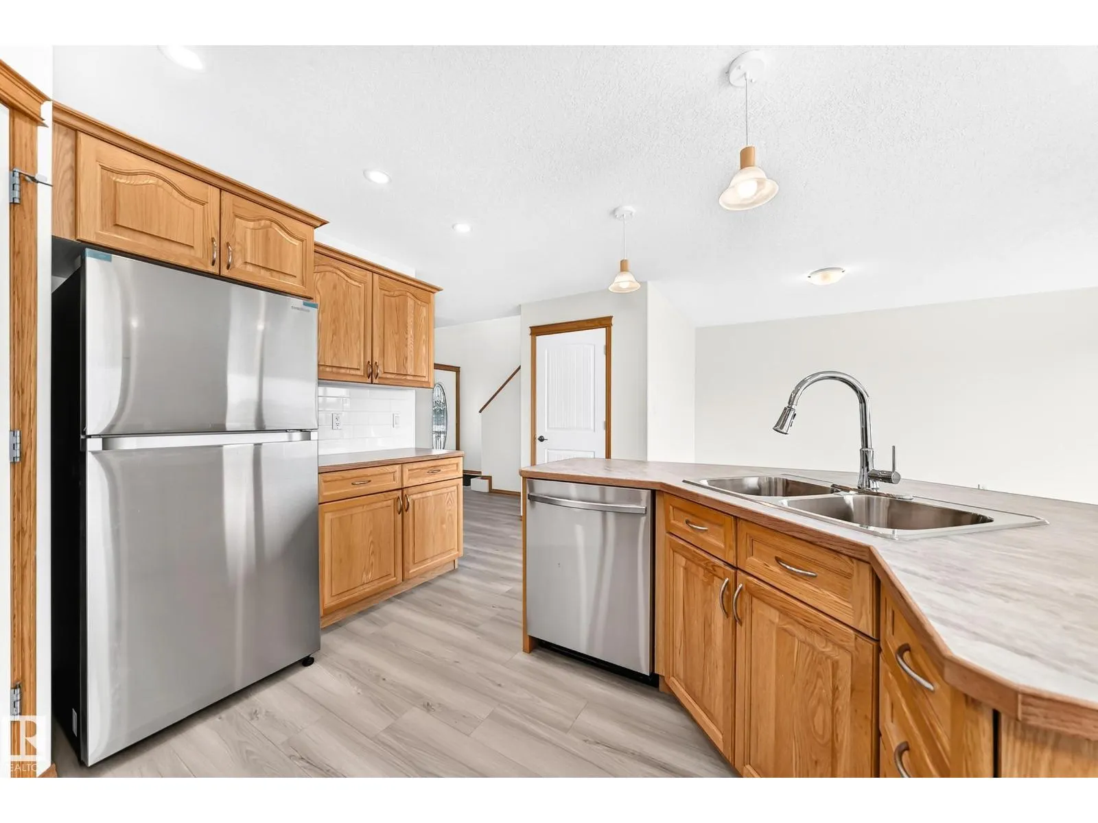 686 KANANASKIS DR