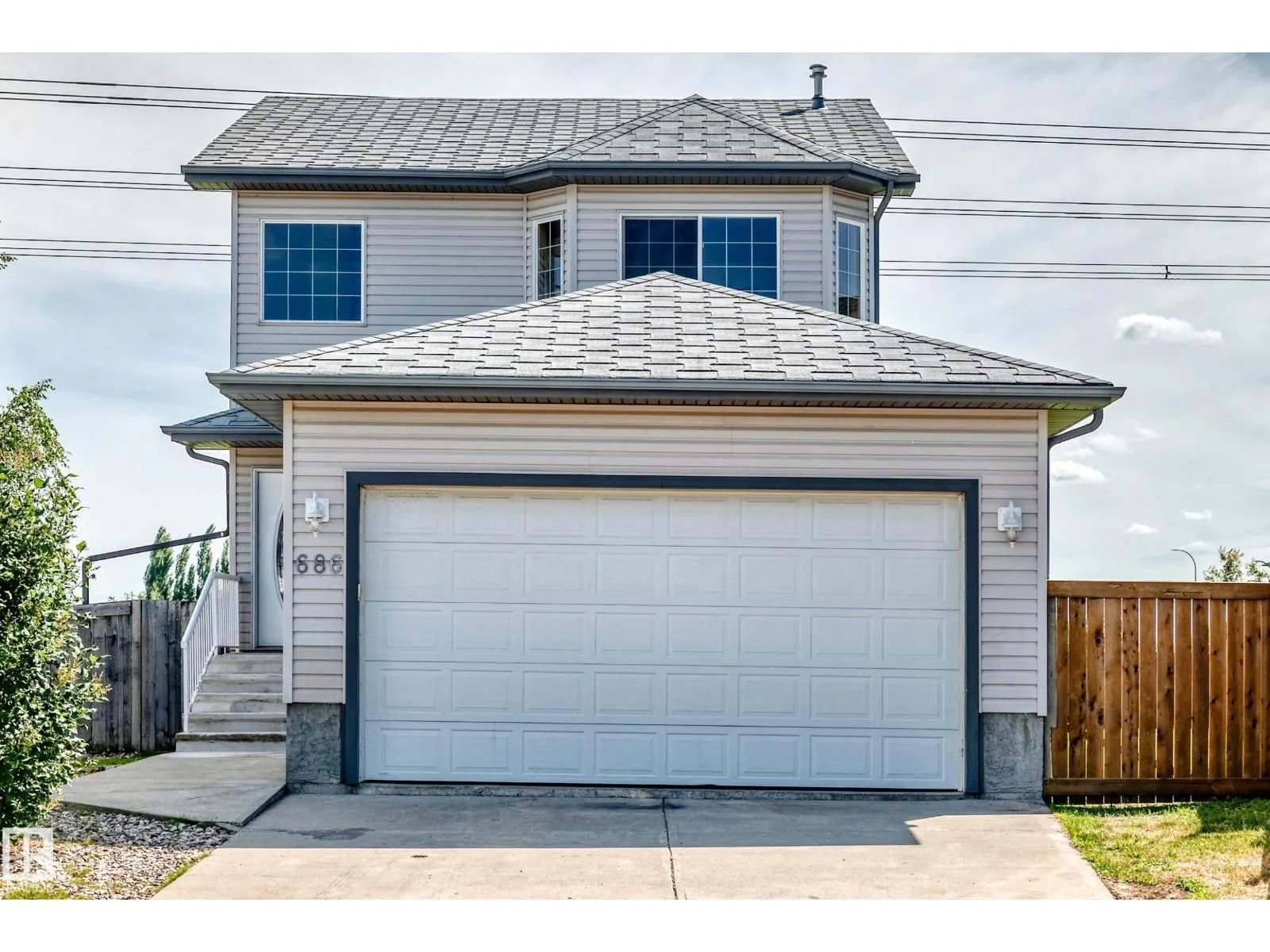 686 KANANASKIS DR
