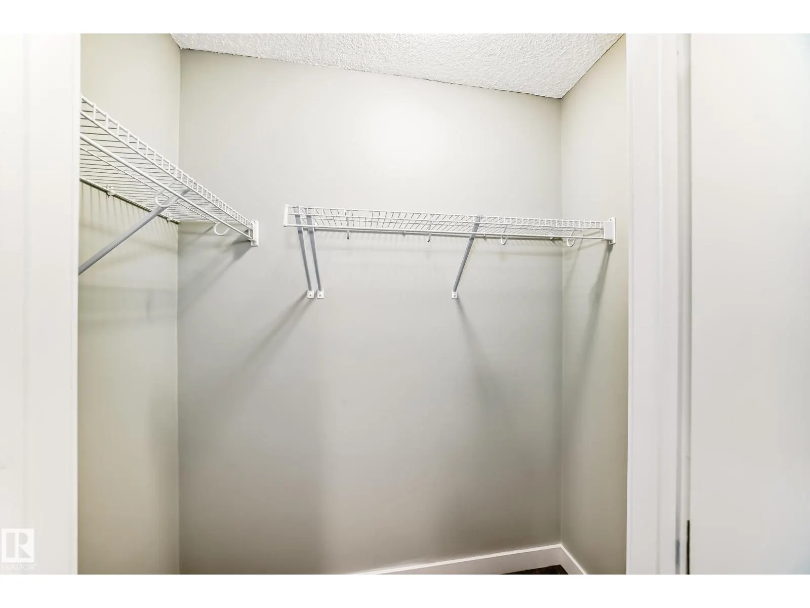 #47 12004 22 AV SW