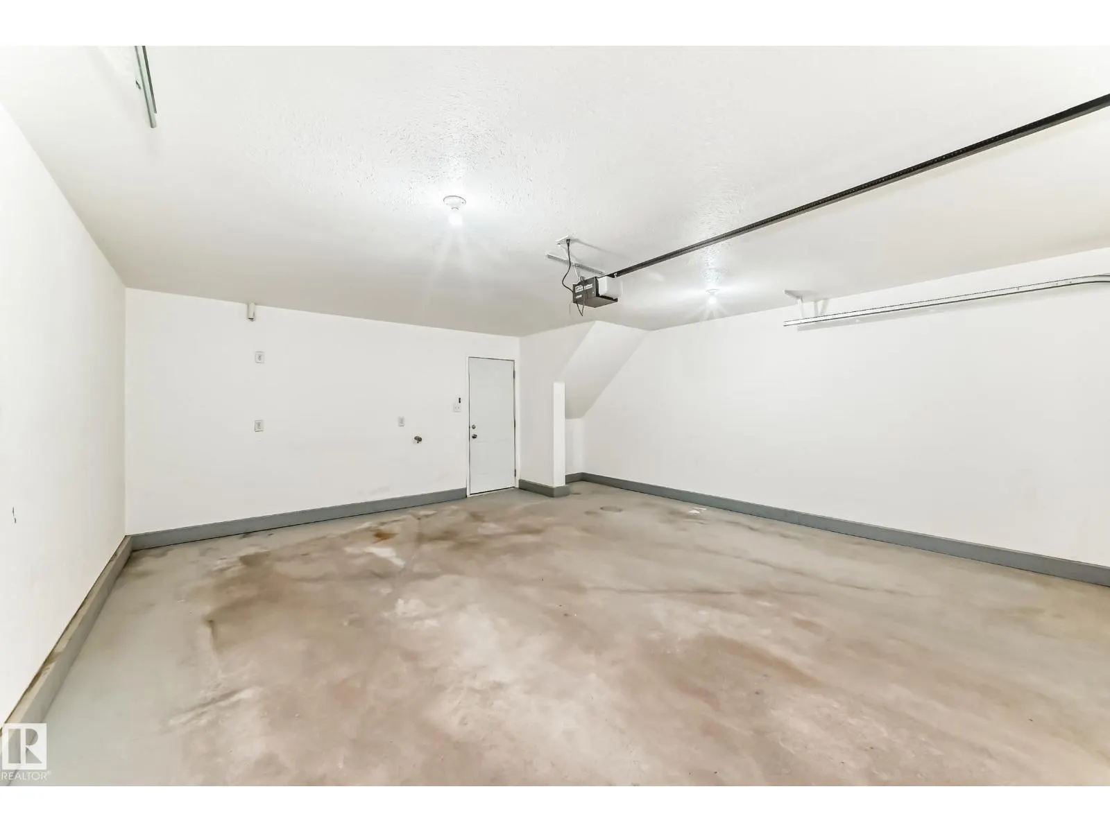 #47 12004 22 AV SW
