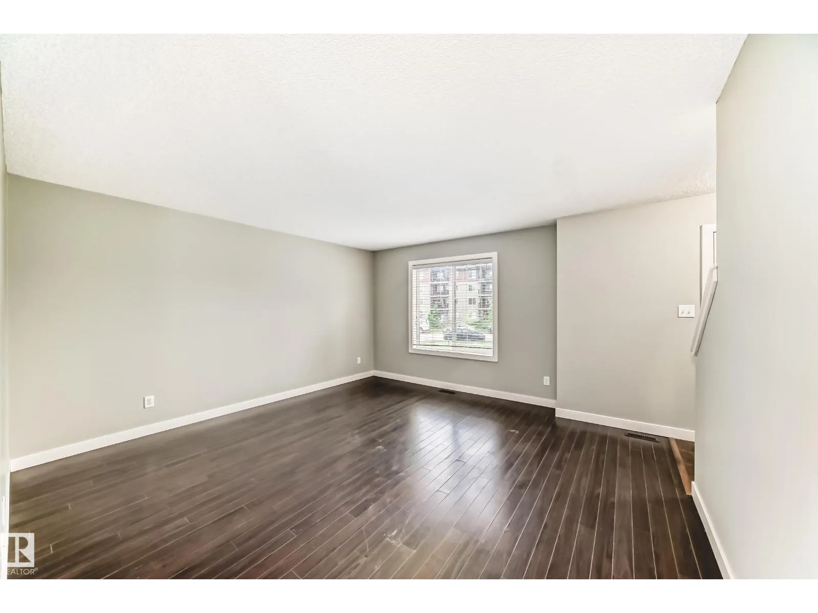 #47 12004 22 AV SW