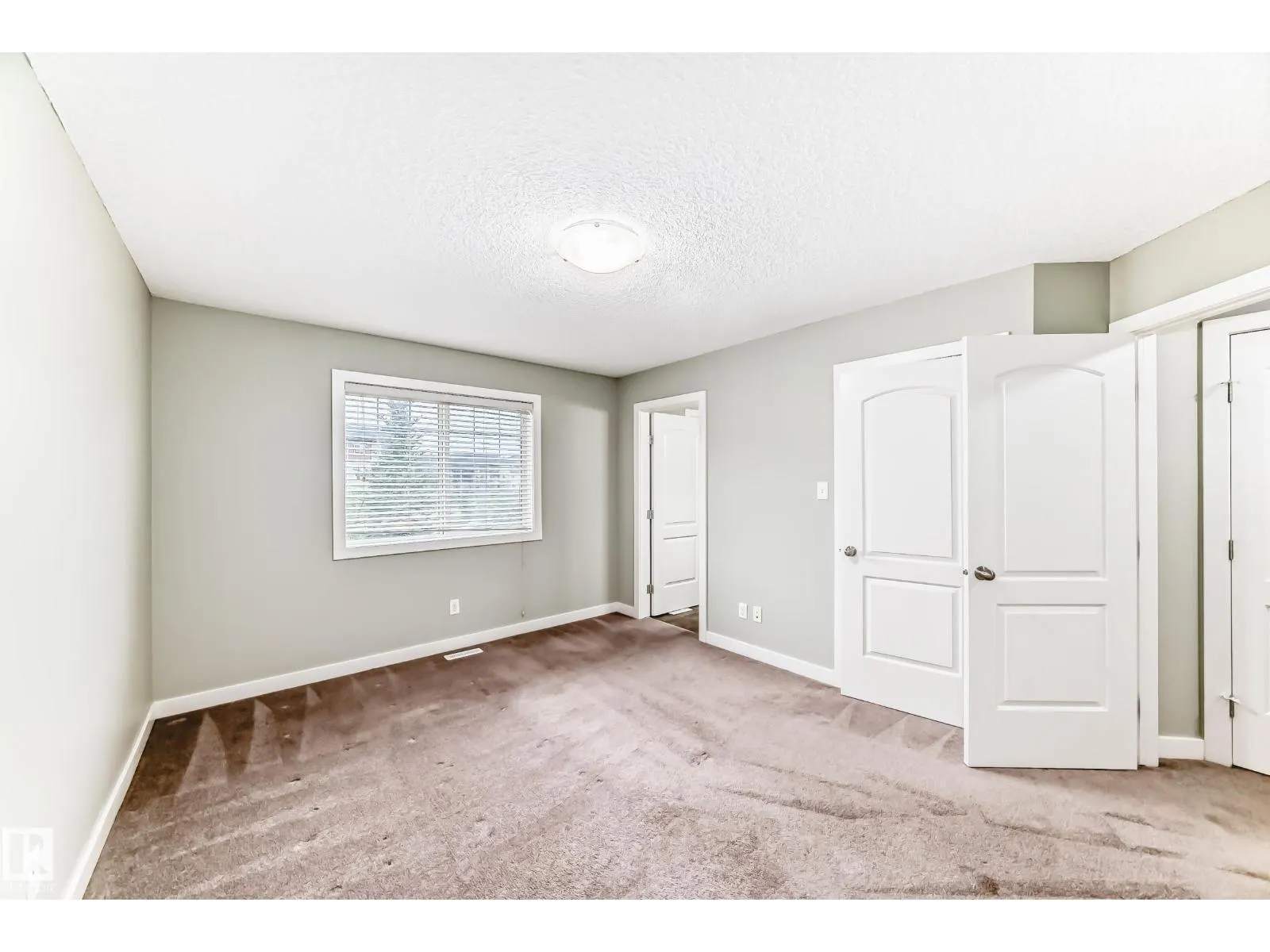 #47 12004 22 AV SW