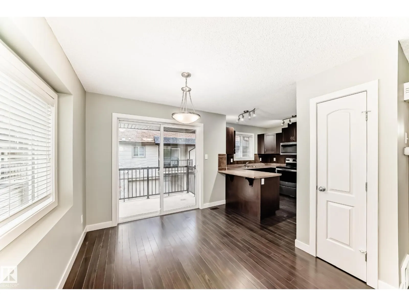 #47 12004 22 AV SW