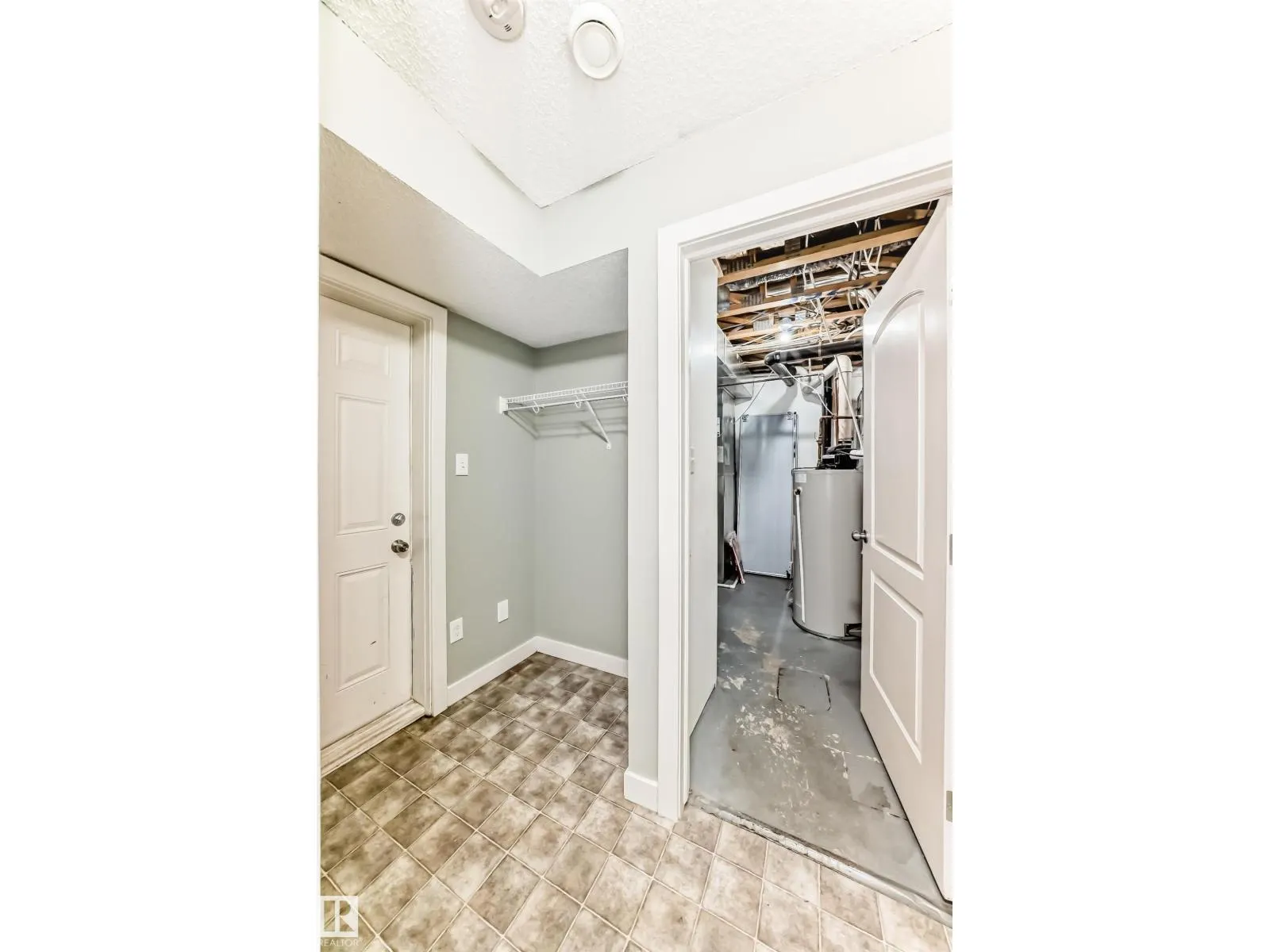 #47 12004 22 AV SW