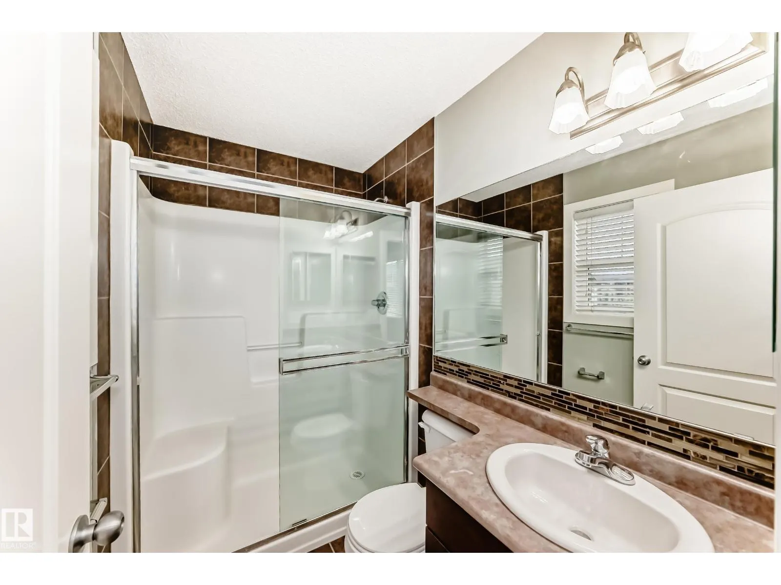 #47 12004 22 AV SW