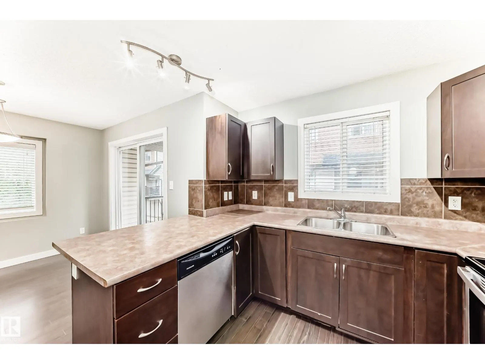 #47 12004 22 AV SW