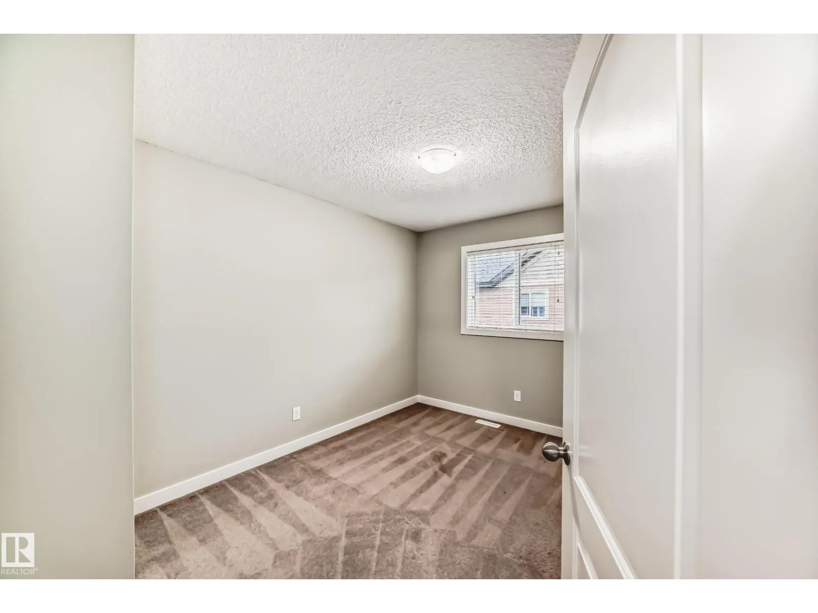 #47 12004 22 AV SW