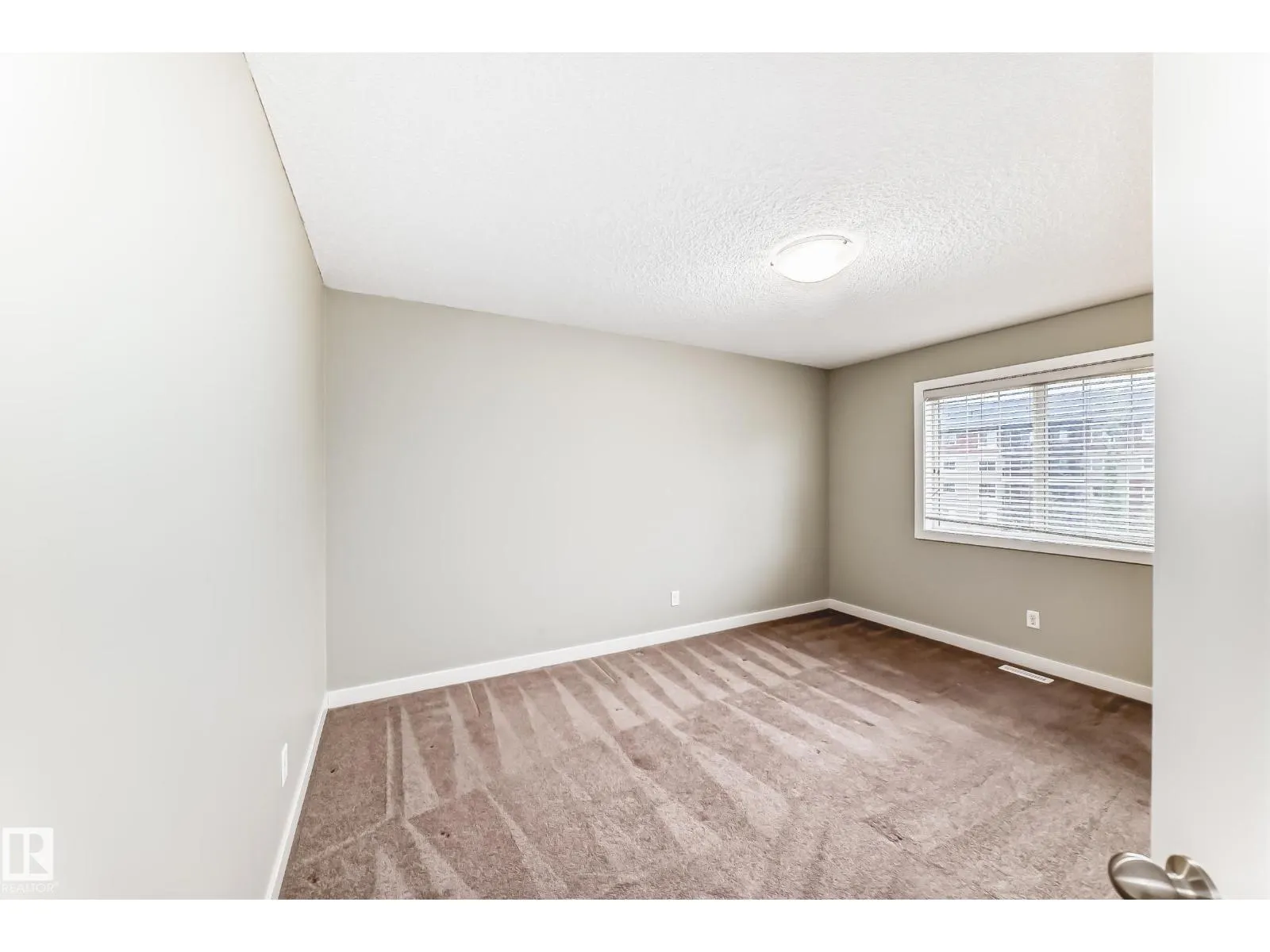 #47 12004 22 AV SW