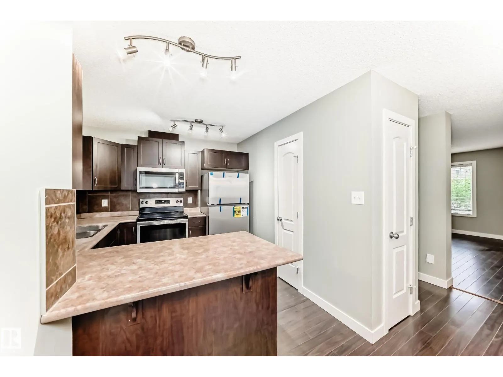#47 12004 22 AV SW