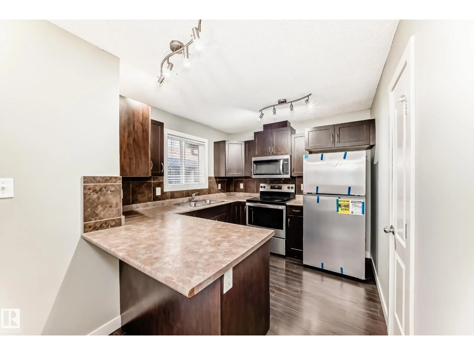 #47 12004 22 AV SW