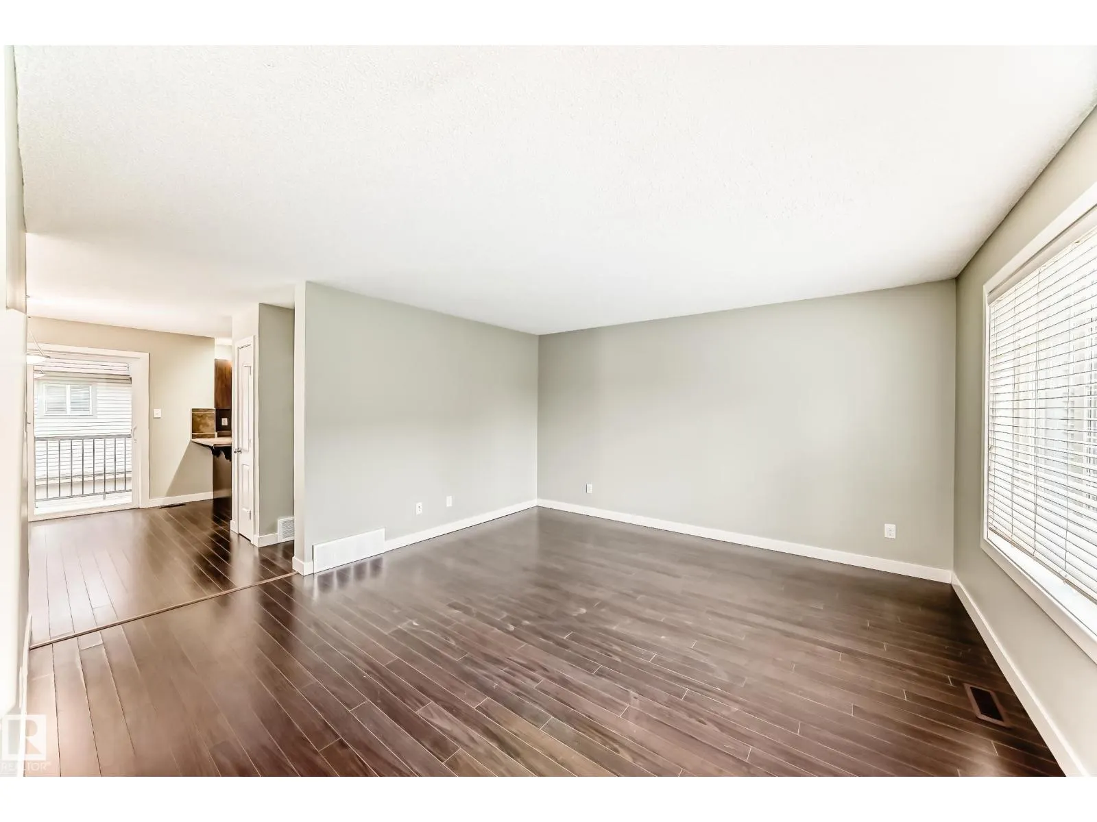 #47 12004 22 AV SW