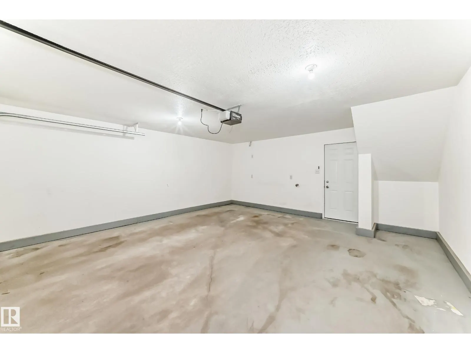 #47 12004 22 AV SW