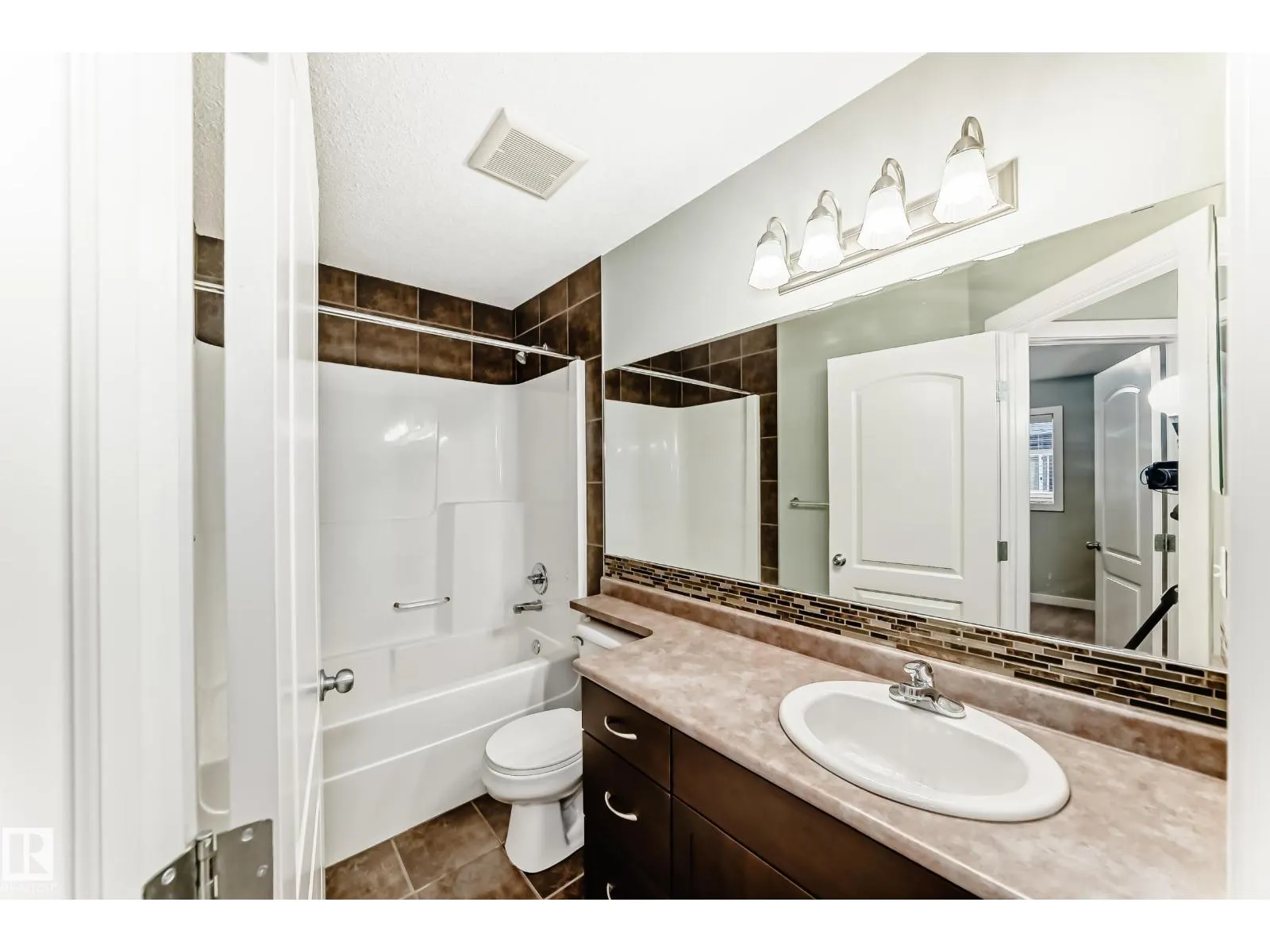 #47 12004 22 AV SW