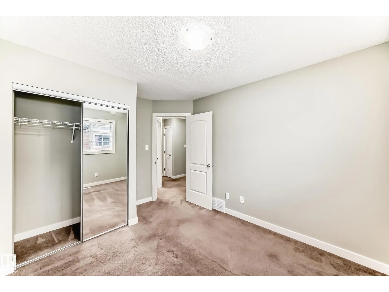 #47 12004 22 AV SW