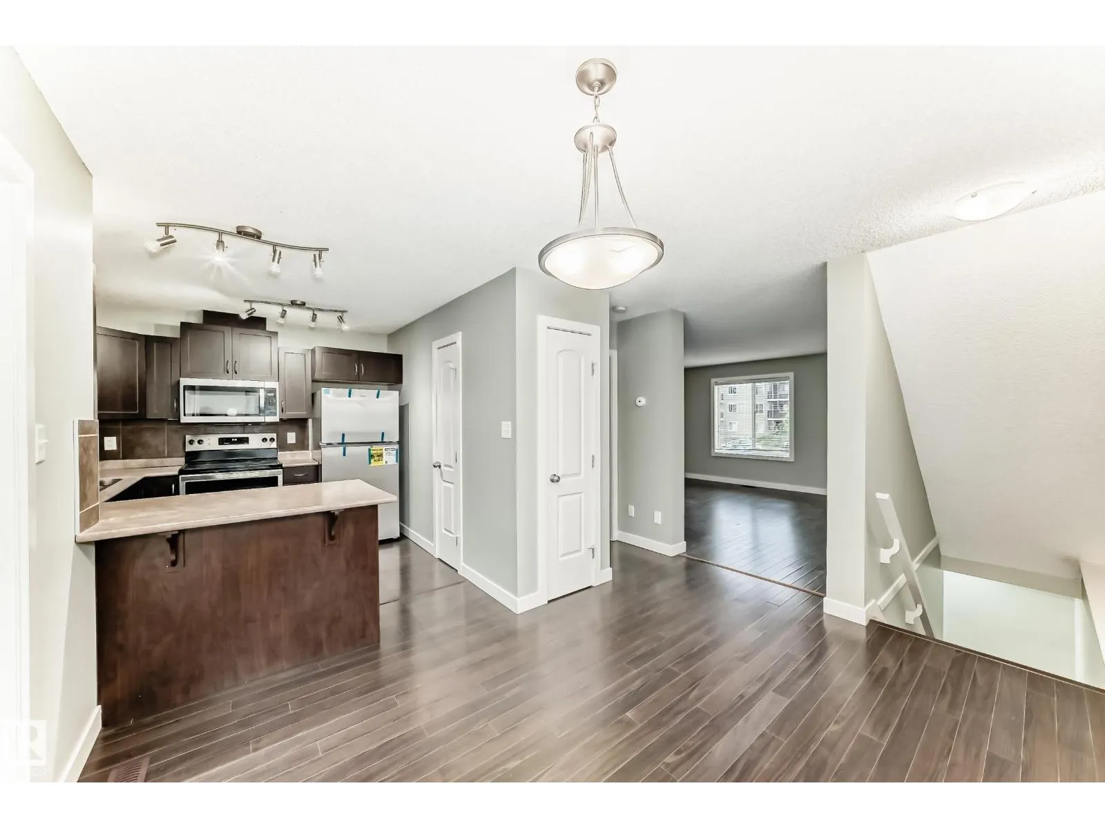 #47 12004 22 AV SW