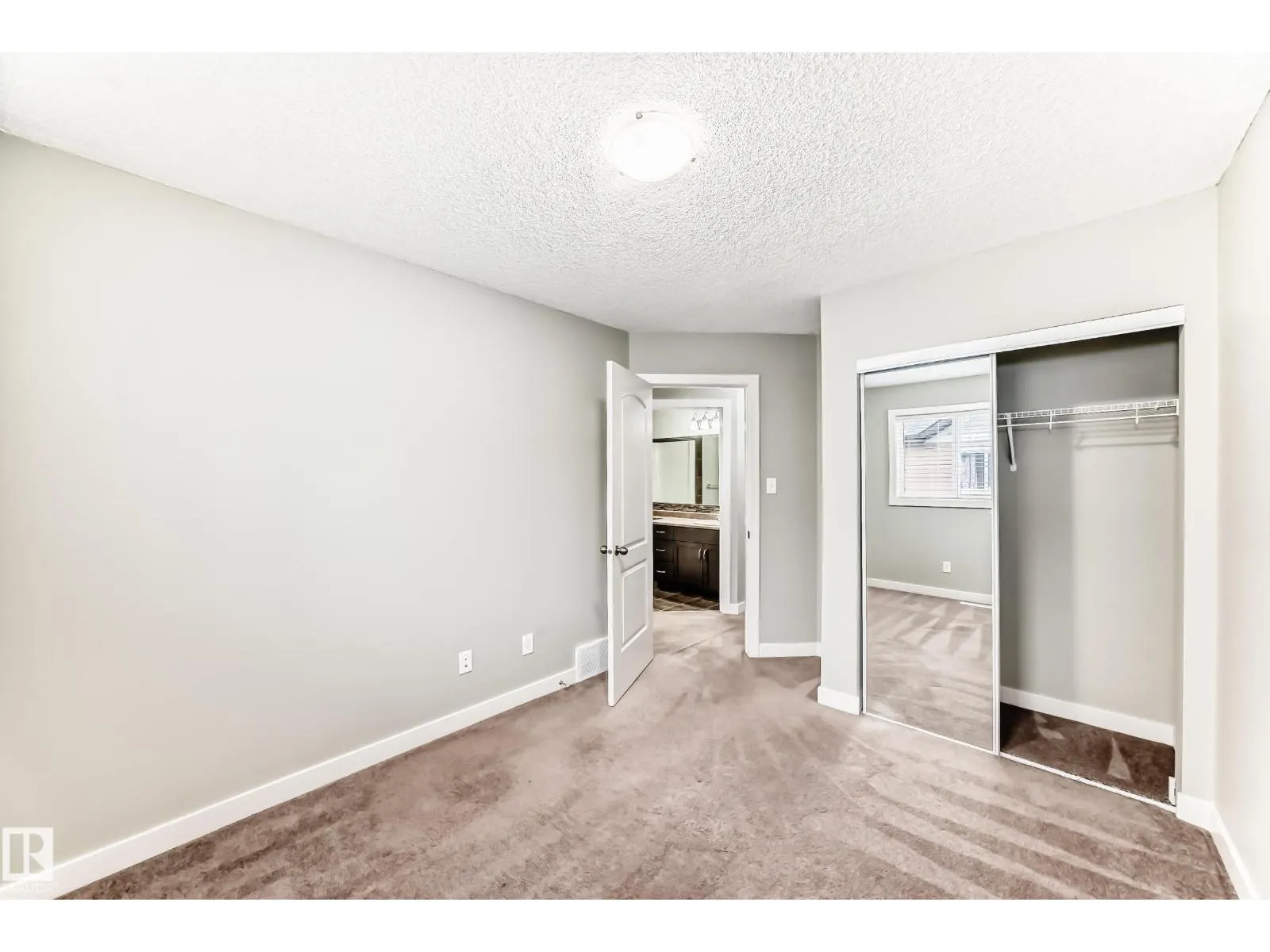 #47 12004 22 AV SW