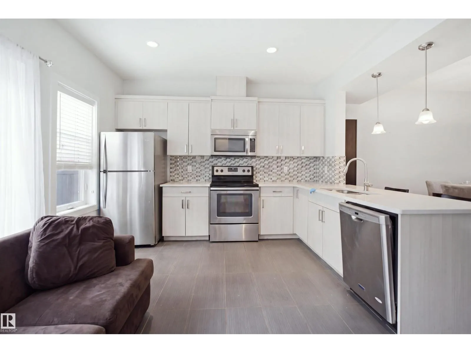 #22 723 172 ST SW