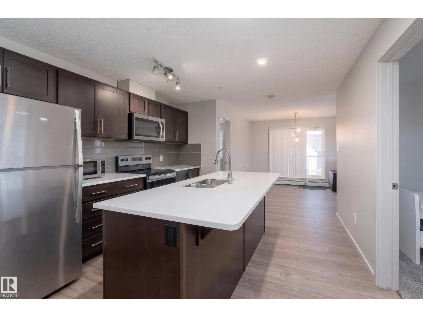 #220 5404 7 AV SW
