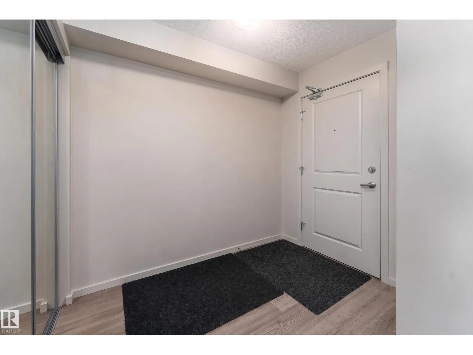 #220 5404 7 AV SW