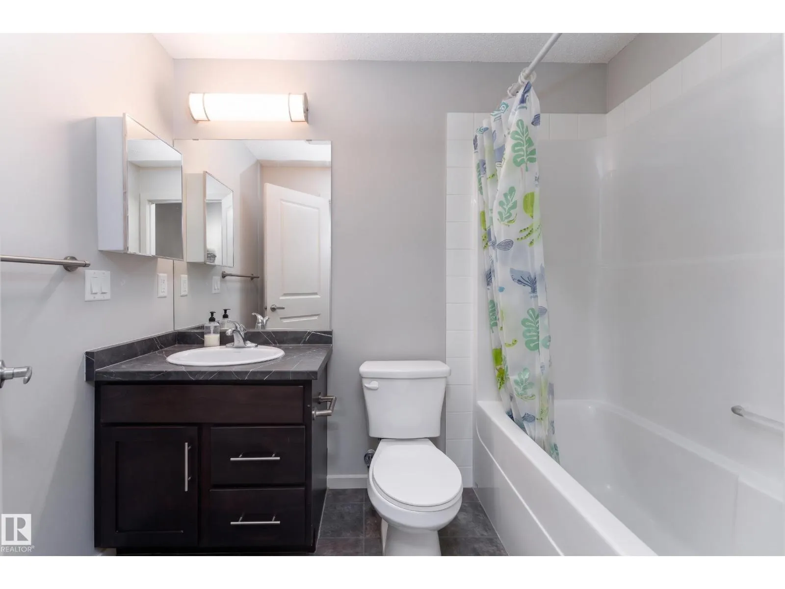 #220 5404 7 AV SW
