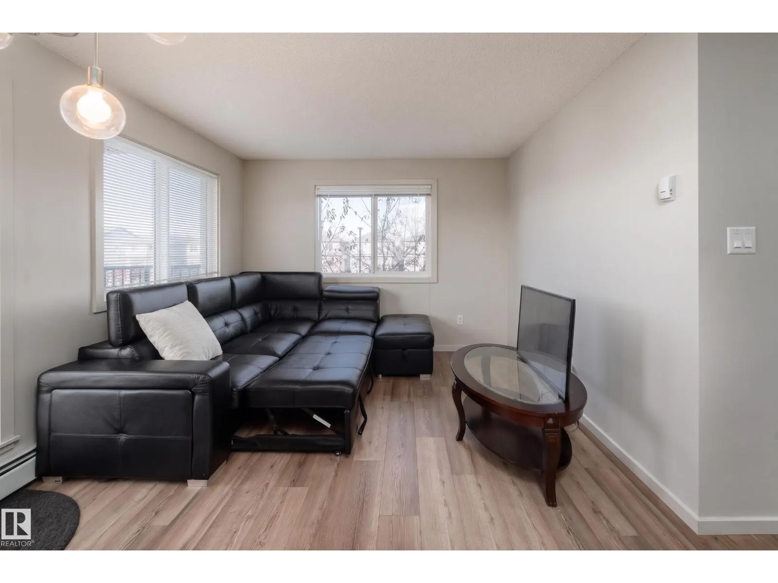 #220 5404 7 AV SW