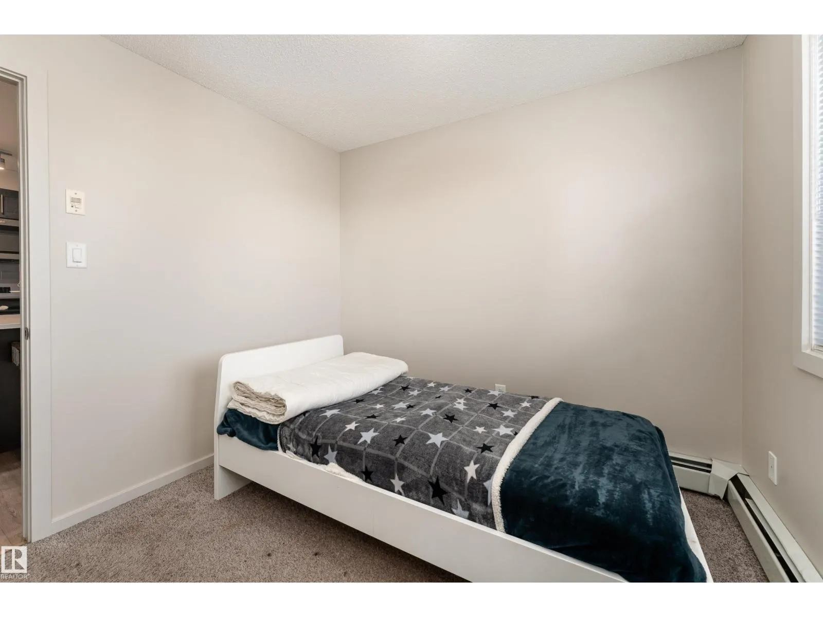 #220 5404 7 AV SW