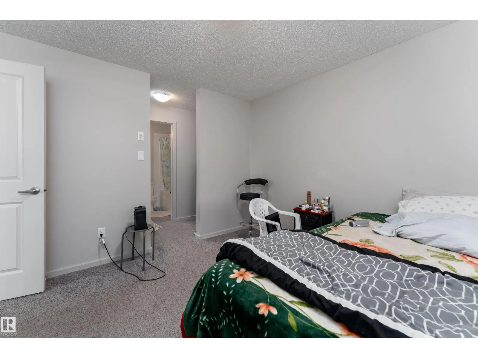 #220 5404 7 AV SW