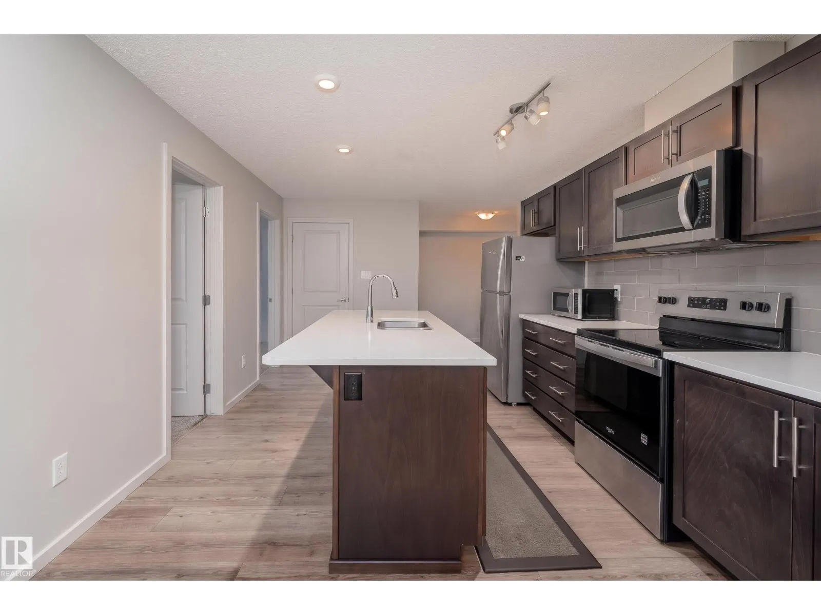 #220 5404 7 AV SW