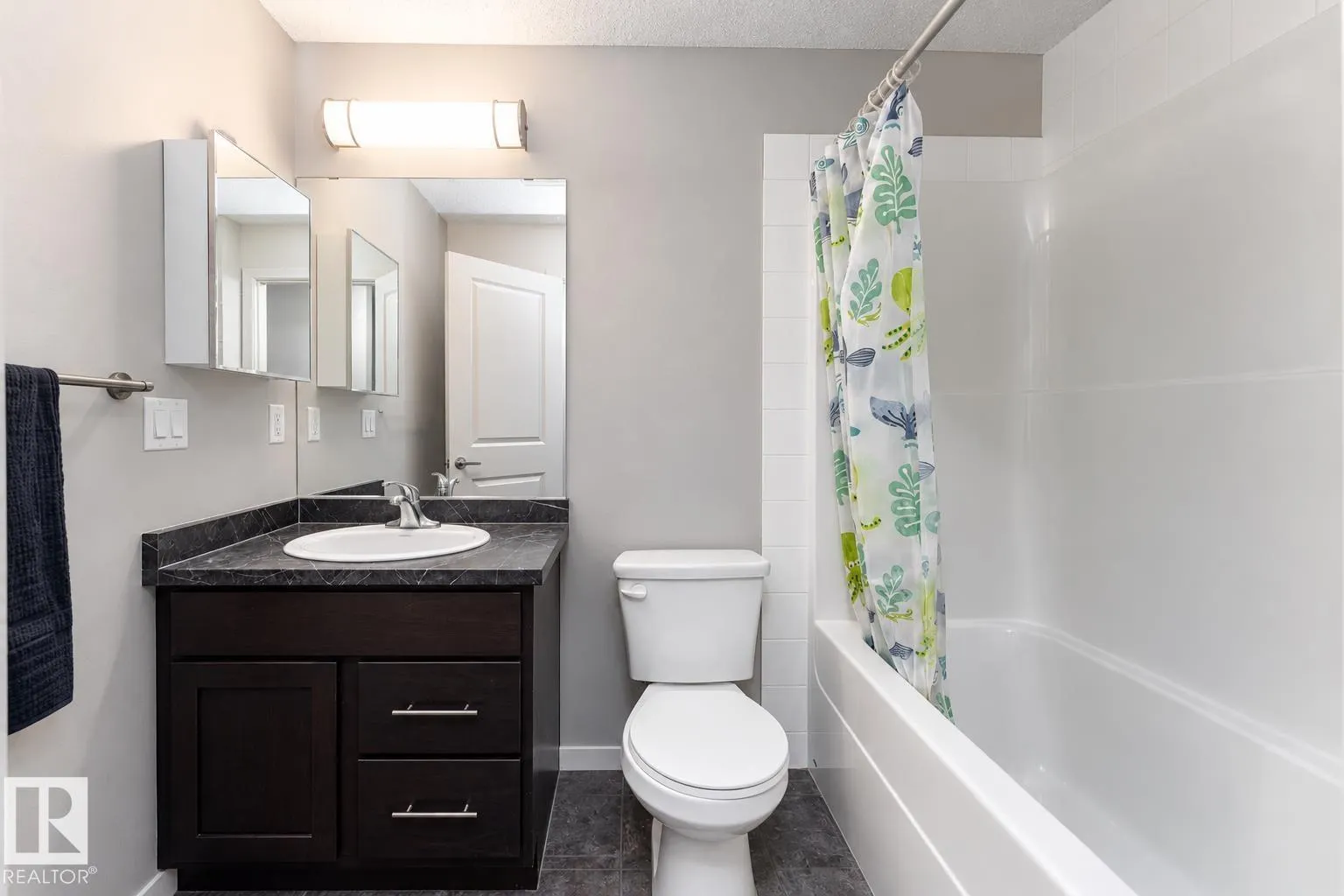 #220 5404 7 AV SW