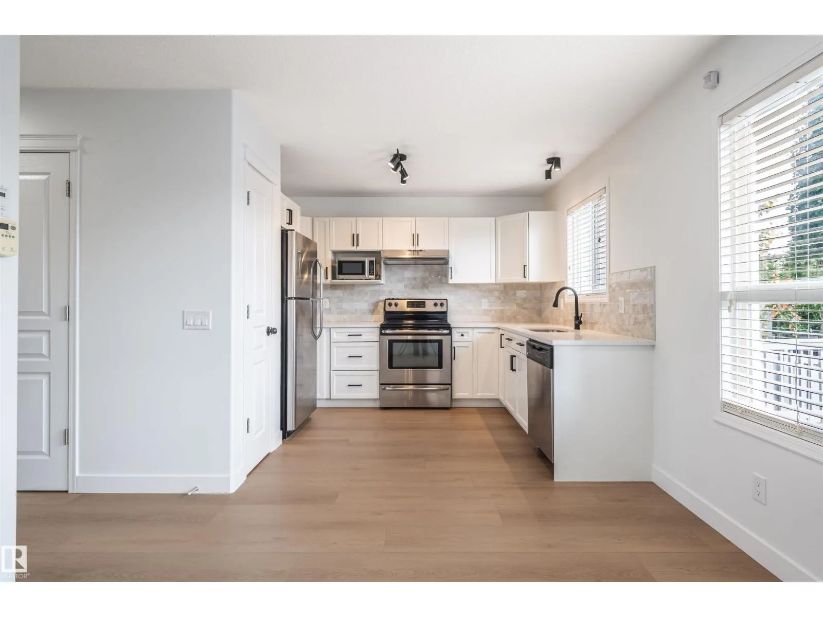 404 HEMINGWAY RD NW