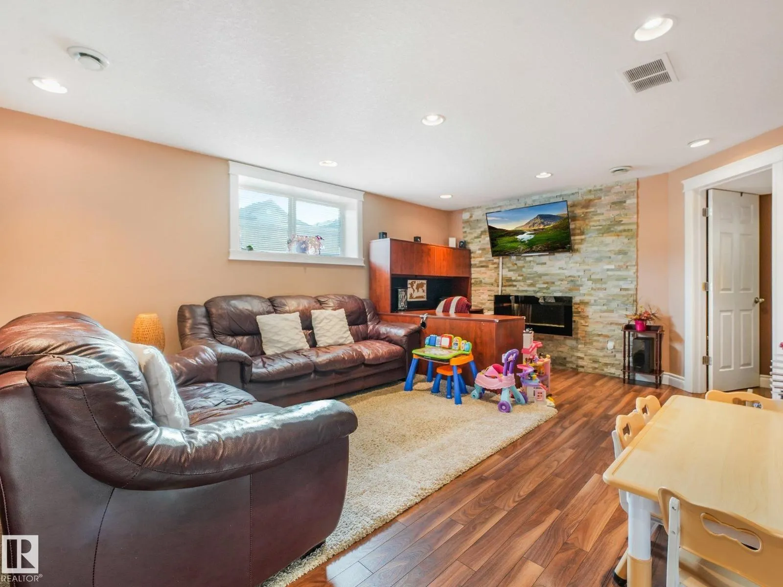 15204 44 ST NW