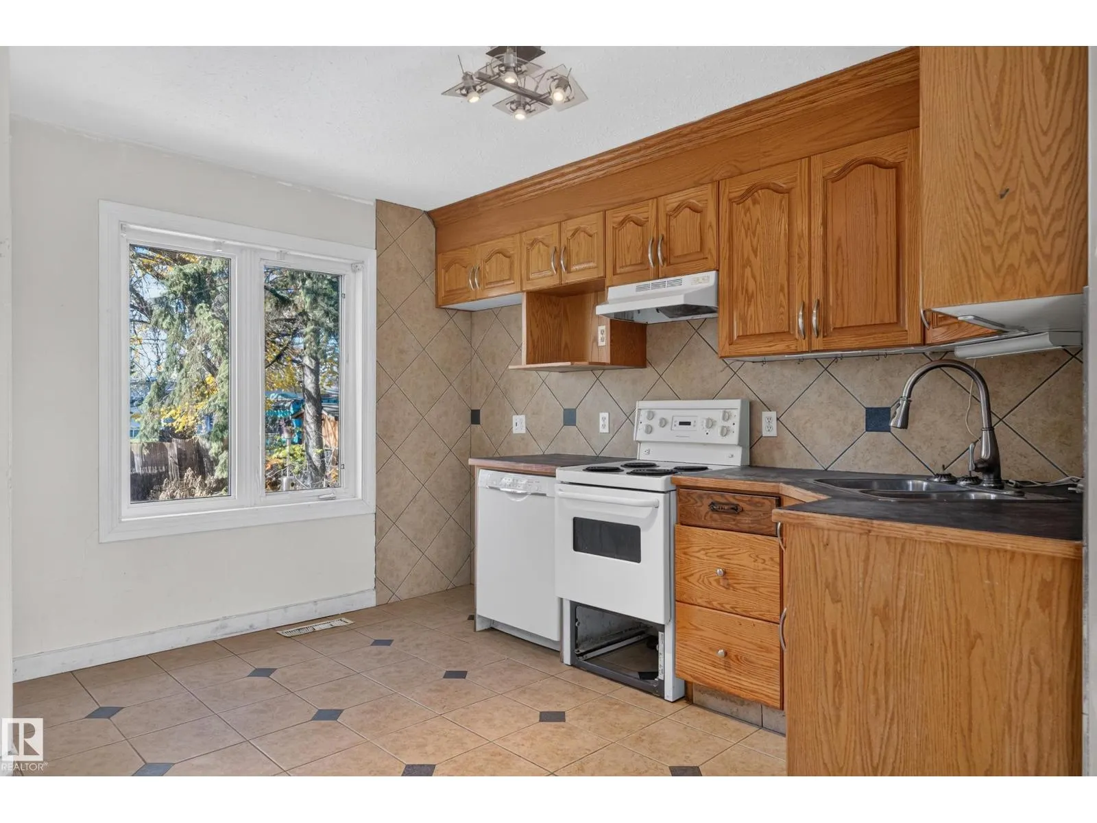 12006 104 ST NW