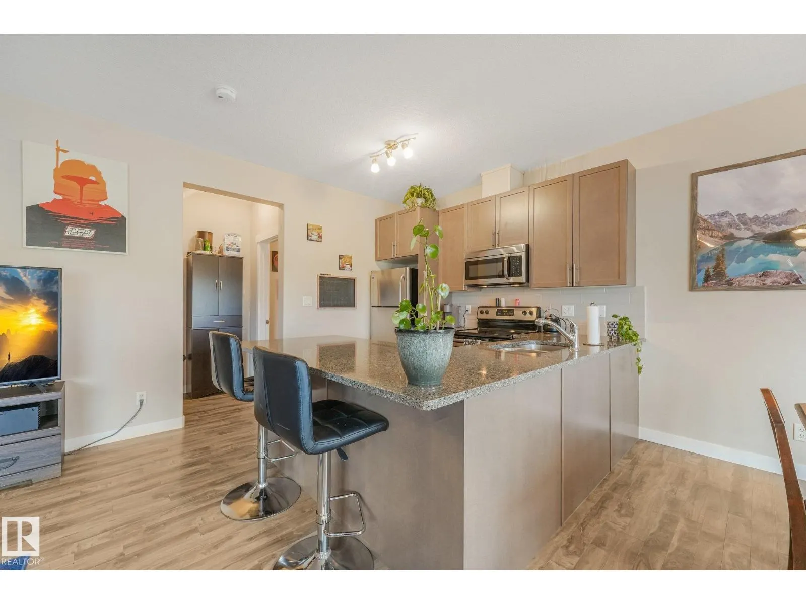 #8 16537 130A ST NW