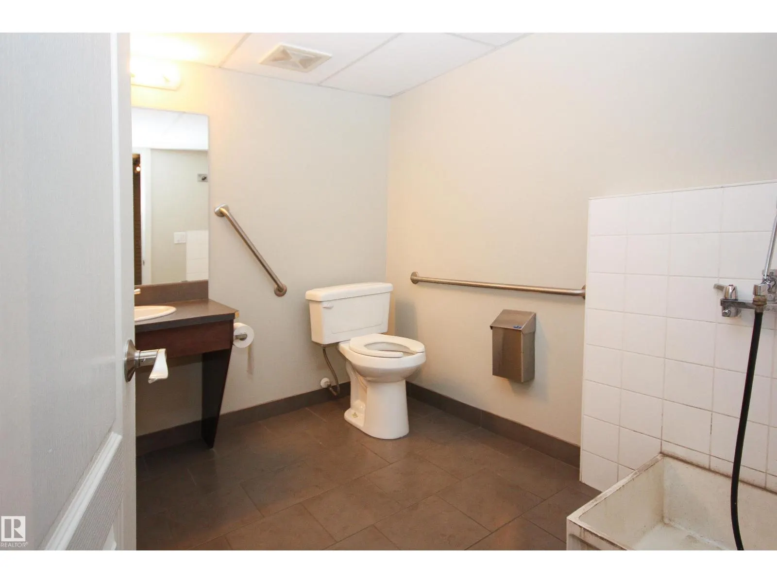 #207 392 SILVER BERRY RD NW